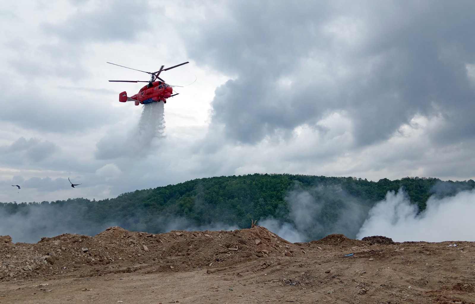 Два хеликоптера МУП-а упућена у Ужице и помажу у санирању пожара на депонији „Дубоко“