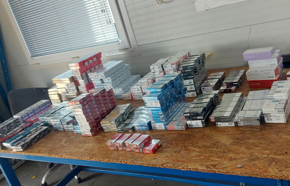 U skrivenim delovima vozila pronađeno 6.827 neprijavlјenih paklica cigareta